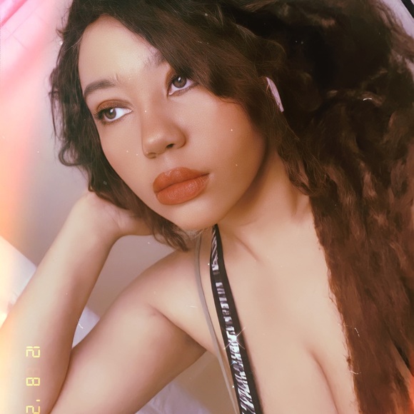 Meet your Posher, Emily - Picture 2 of 2